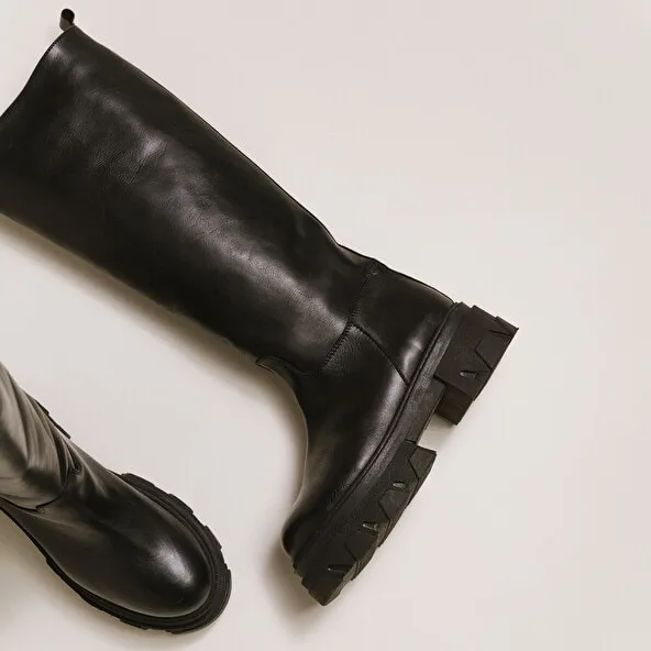 Boots with notched soles in black leather