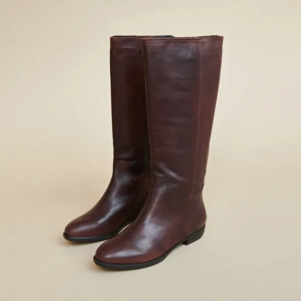 Flat boots in brown leather