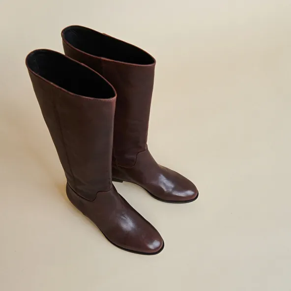 Flat boots in brown leather