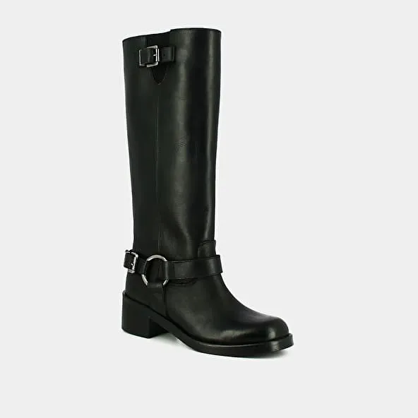 High boots with round toes and buckles in black distressed leather