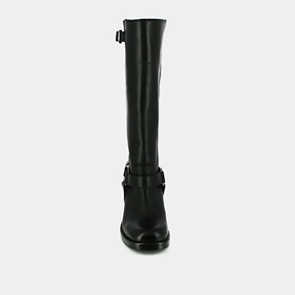 High boots with round toes and buckles in black distressed leather