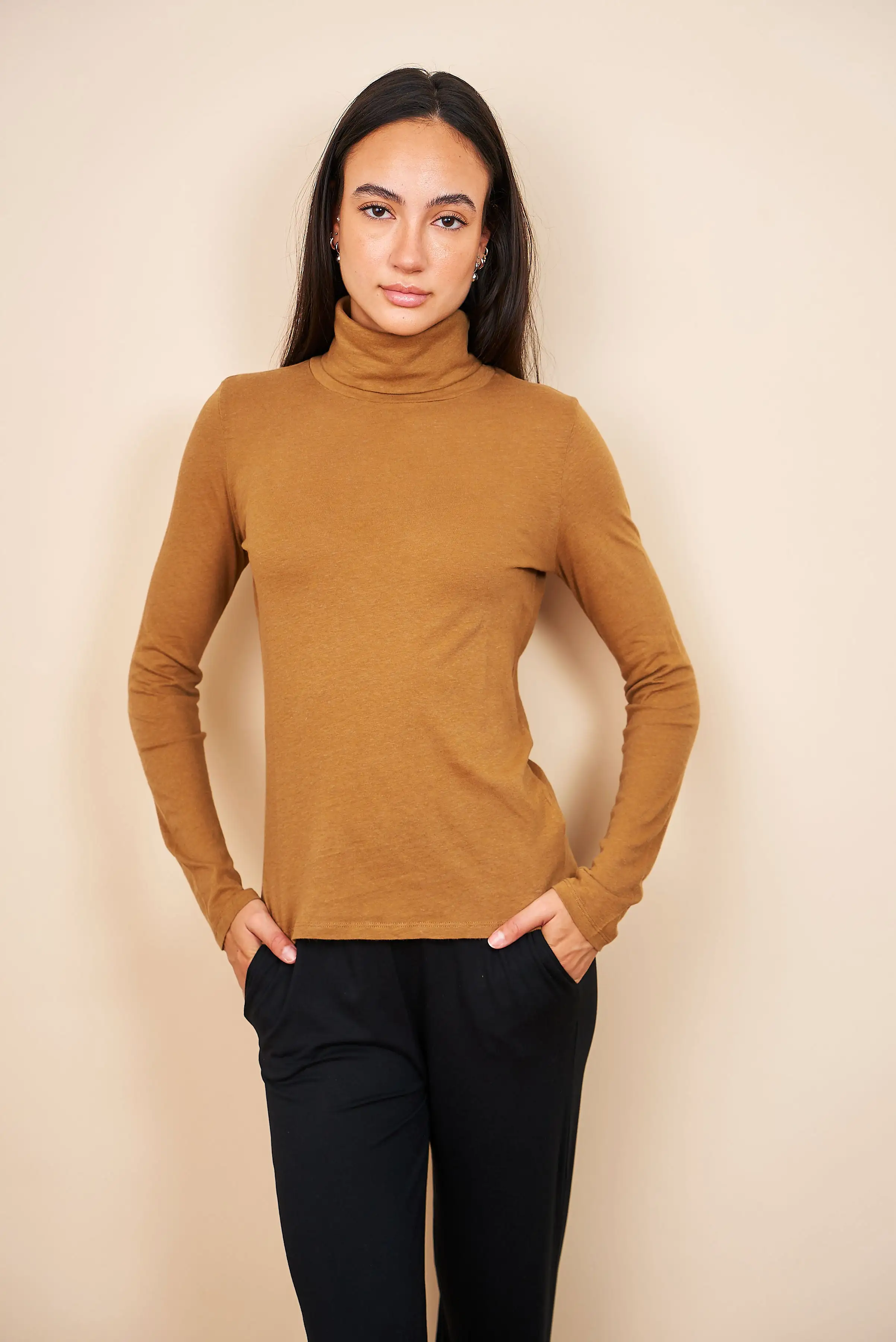 Majestic Cotton/Cashmere Long Sleeve Turtleneck in Camel